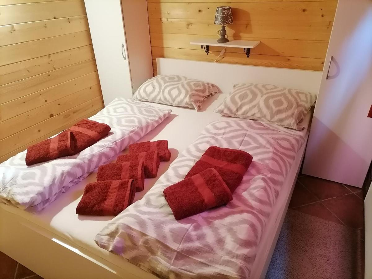 Apartma Suzy Pobegi Exterior photo